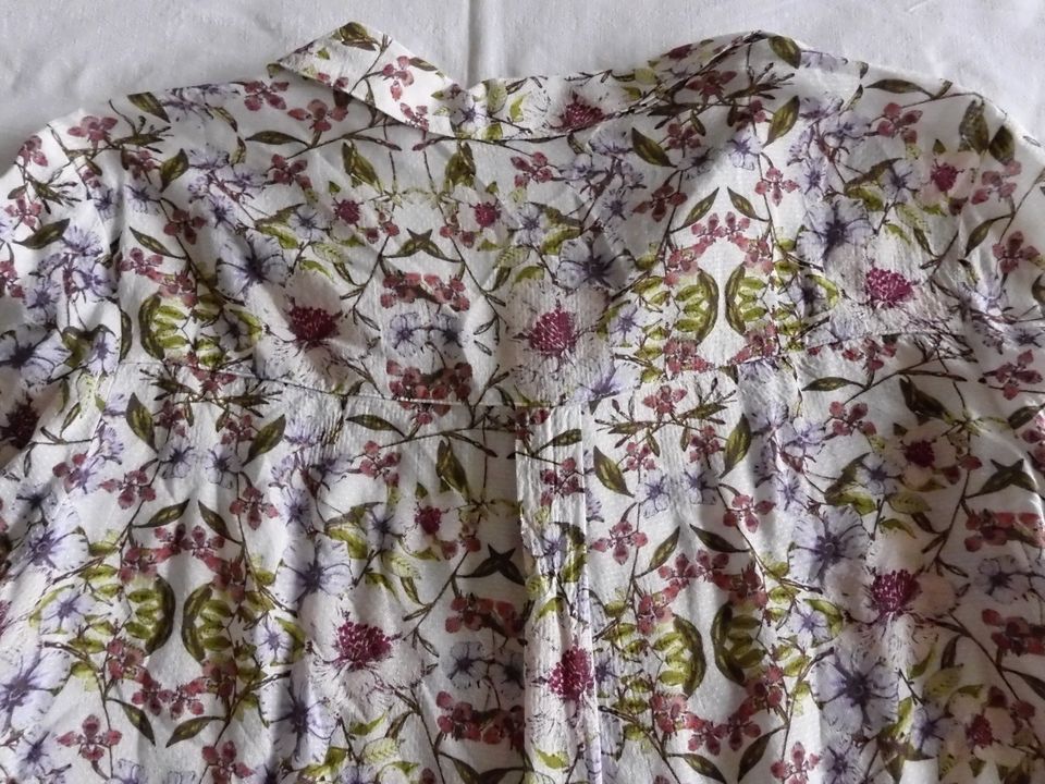 schöne Bluse mit floralem Muster von Esprit - Gr. M in Bielefeld