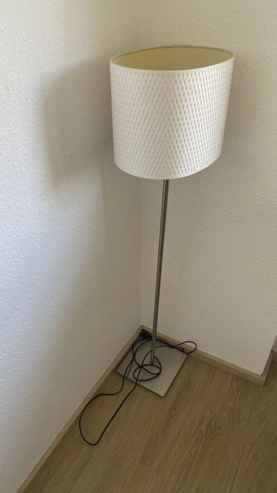 Stehlampe Ikea / weiß / Höhenverstellbar in Wöllstadt