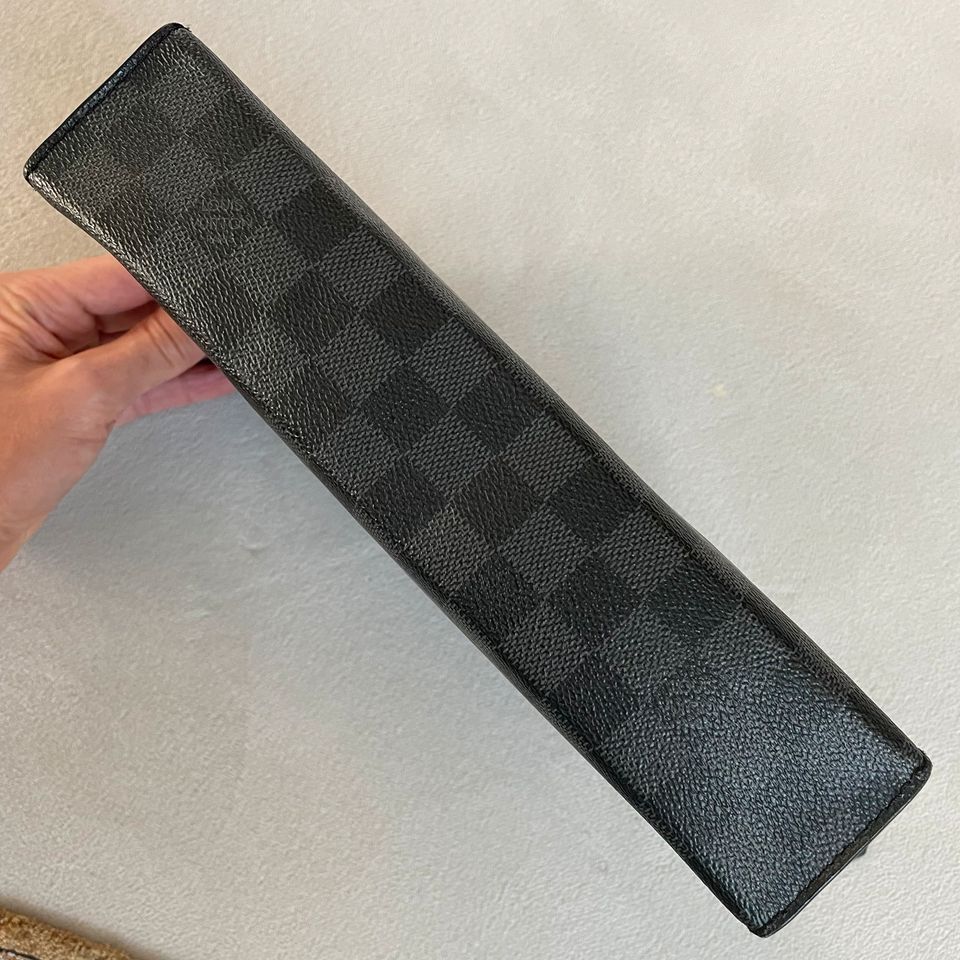 Louis Vuitton Pochette Voyage MM Worldtour in Damier Graphite in Stuttgart