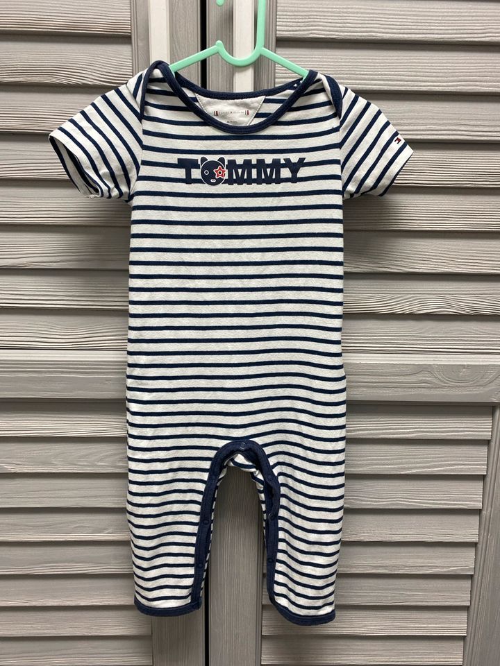 Tommy Hilfiger Strampler Größe 80 in Caputh