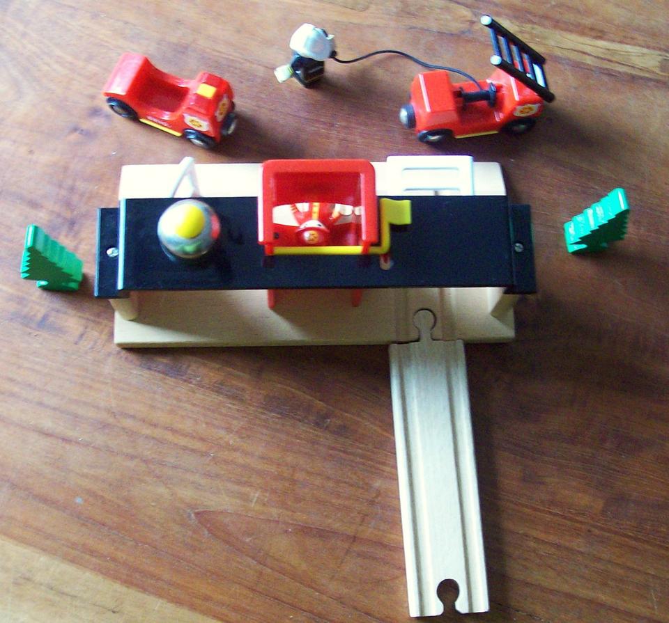 Brio Holzeisenbahn schönste Feuerwehrstation von Brio! 33589 in Düsseldorf