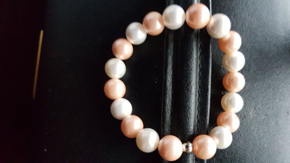 Armband mit Muschelkernperlen Apricot und Weiß 10 mm auf Gummi in Grassau