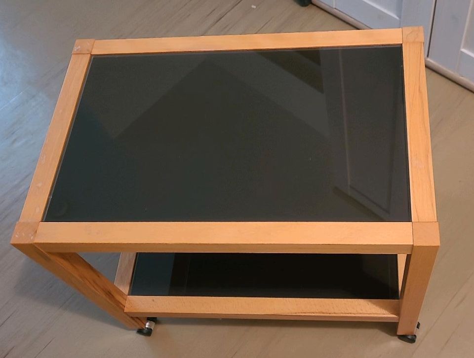 Beistell Tischchen Holz  mit getöntem Glas auf Rollen in Feldberg