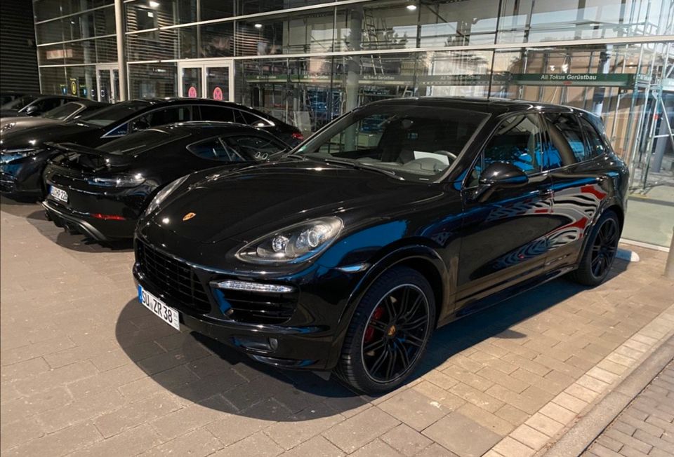 Porsche Cayenne GTS 4.8 420 PS V8 Chrono Paket Schwarz Bose 21 in Sankt Augustin