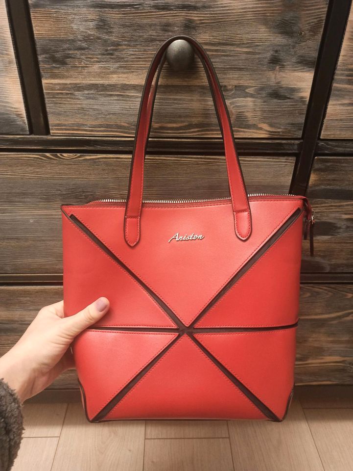 Handtasche rot in Brand