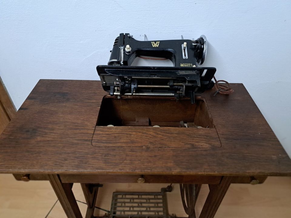 Alte Nähmaschine mit Tisch in Roklum