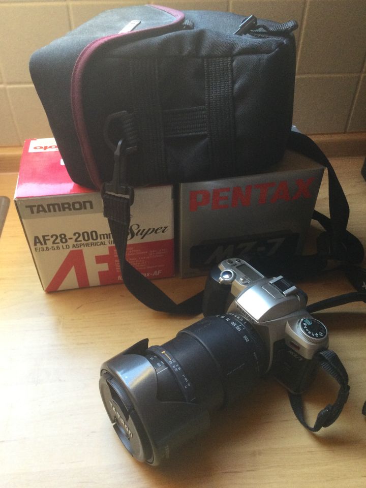 Pentax MZ-7 mit Tamron AF28-200mm und Tasche in Augsburg