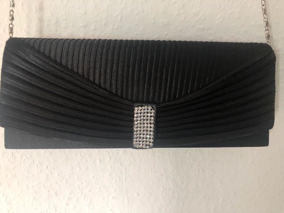 Clutch Tasche schwarz in Kleinostheim