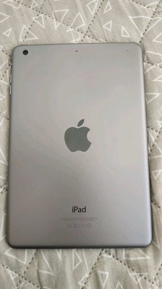 IPad mini 2 Modell A 1489 mit Schutzfolie in Köln