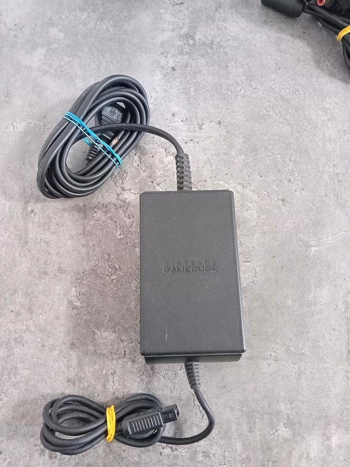 Nintendo GameCube Konsole mit Kabeln, Controller, Memory Karte in Düsseldorf