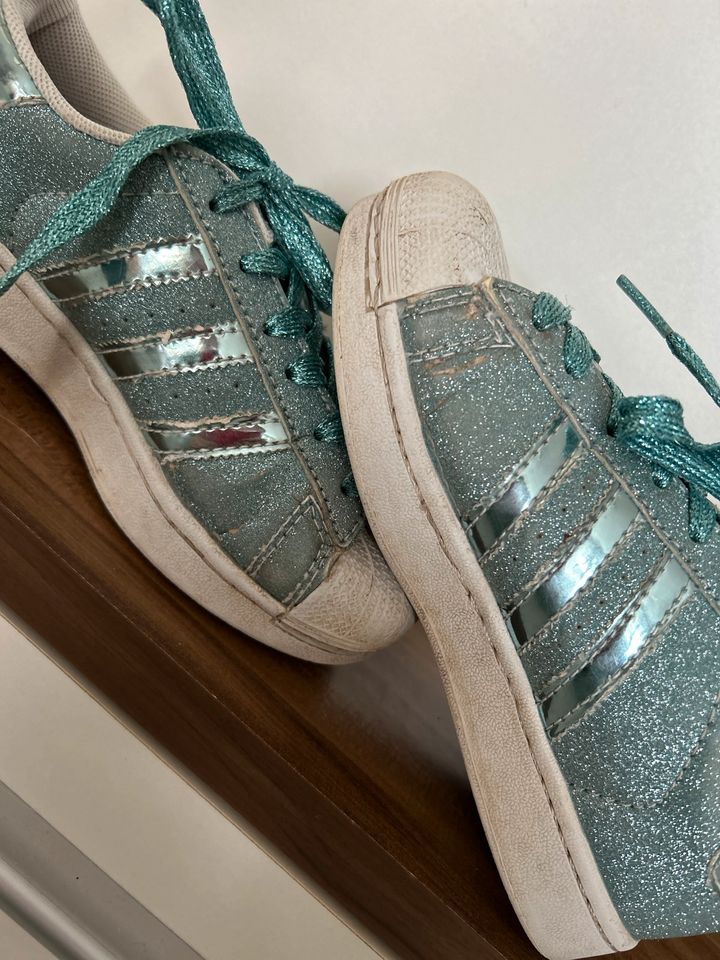 Adidas Superstar Glitzer Türkis 30 Sonderedition Schuhe Sneaker in  Nordrhein-Westfalen - Schwelm | Gebrauchte Kinderschuhe Größe 31 kaufen |  eBay Kleinanzeigen ist jetzt Kleinanzeigen