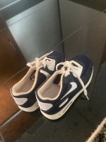 2 Nike Schuhe Gr: 32 und 29,5 je 10€ Nordrhein-Westfalen - Mülheim (Ruhr) Vorschau