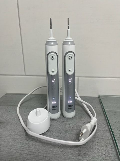 Oral-b elektrische Zahnbürste mit 2. Handstück und Ladegerät in Iserlohn