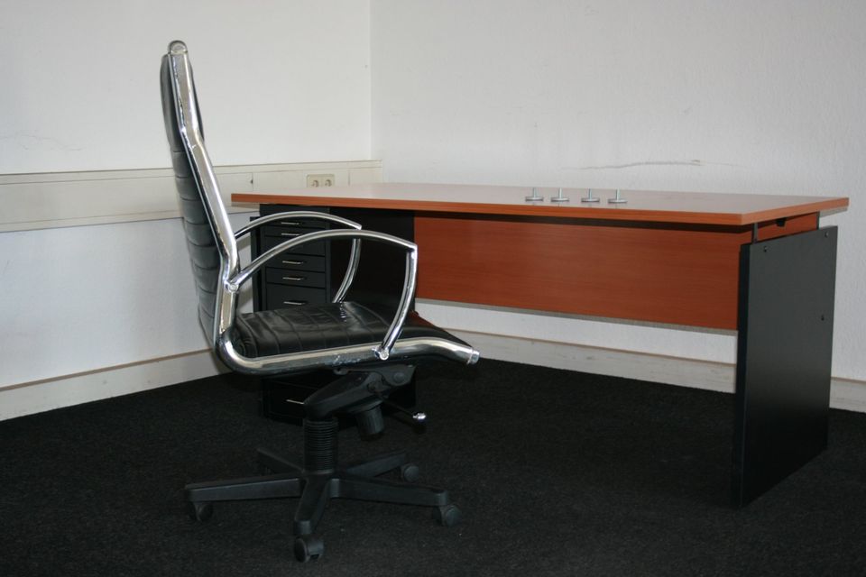 Schreibtisch/Bürostuhl/Metallcontainer in Leverkusen