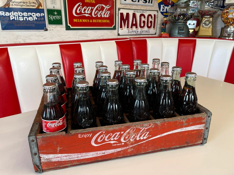 Alte antike Coca Cola Holzkiste mit 24 Flaschen in Roklum