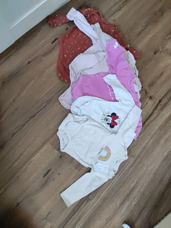 XXL Babykleidung Mädchen Paket A-Z 62/68 in Helferskirchen