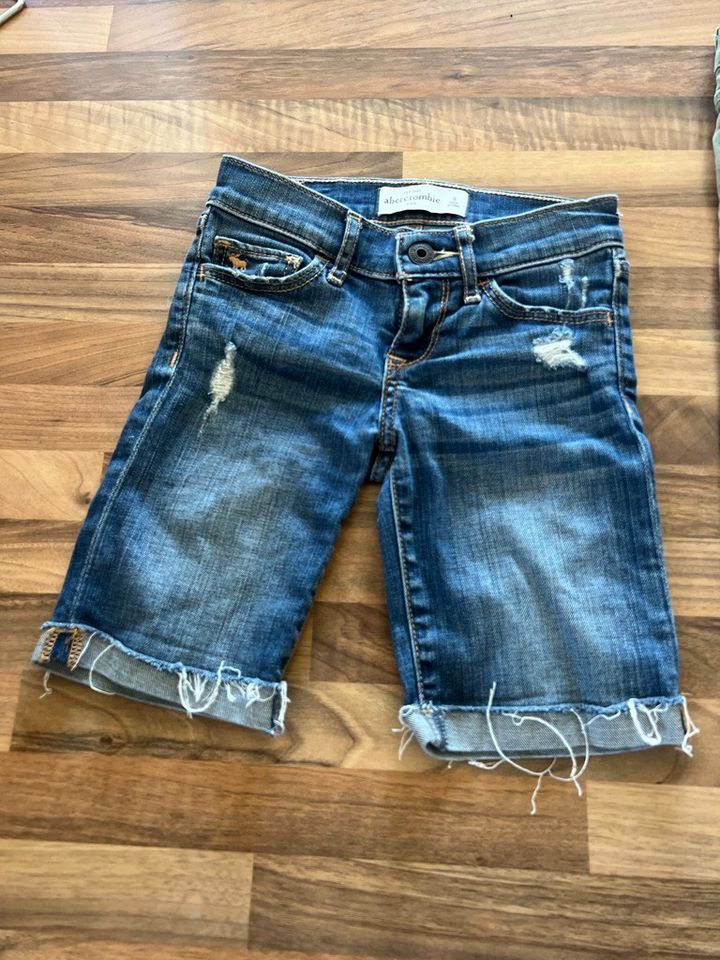 Abercrombie Jeans Shorts Gr. 128 Bermuda top Zustand in Ebermannstadt