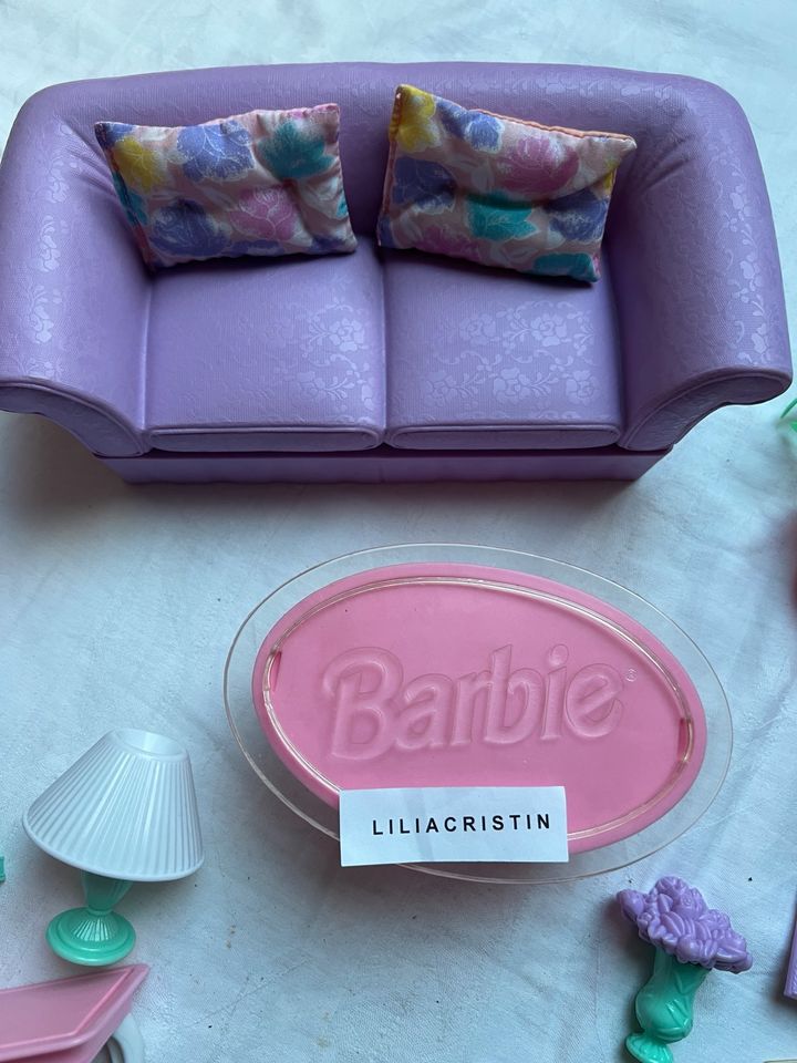 Barbie Vintage 90er Sammler Möbel Wohnzimmer Sofa Vitrine Sessel in Stuttgart