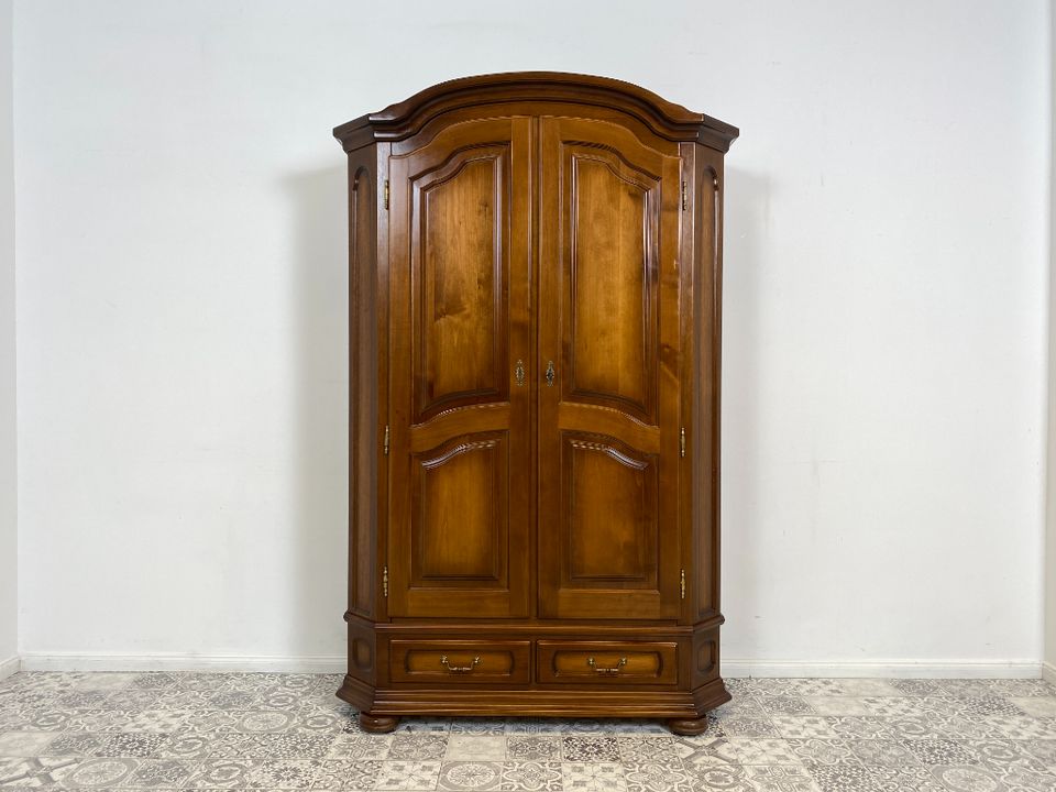 WMK Hochwertiger und sehr gut erhaltener Vintage Kleiderschrank im antiken Stil mit Schubladen und schönen Messingbeschlägen # Schrank Bauernschrank Dielenschrank Wardrobe Bodenseeschrank Garderobe in Berlin