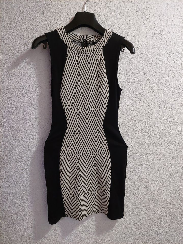 Stretch Kleid schwarz weiß gemustert Größe 36 / S in Buttenwiesen
