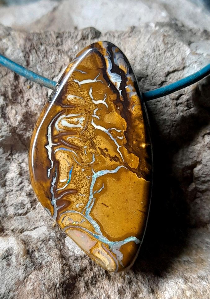 Verschiedene einzigartige koroit Matrix Boulder Opal Anhänger in Ismaning