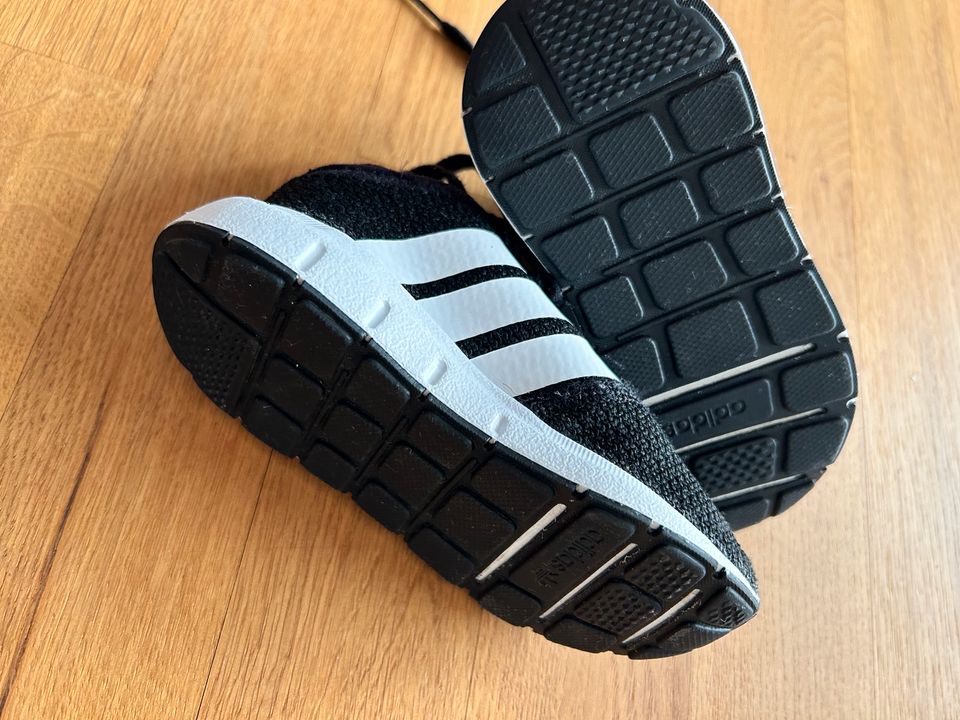 Adidas Kinderschuhe Gr. 24 in Burgoberbach