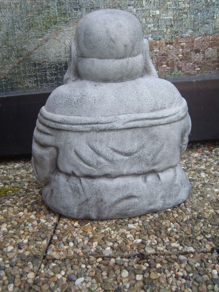 Lachender fröhlicher Buddha Glücksbuddha Glücksgott Hotei Budai in Vaihingen an der Enz