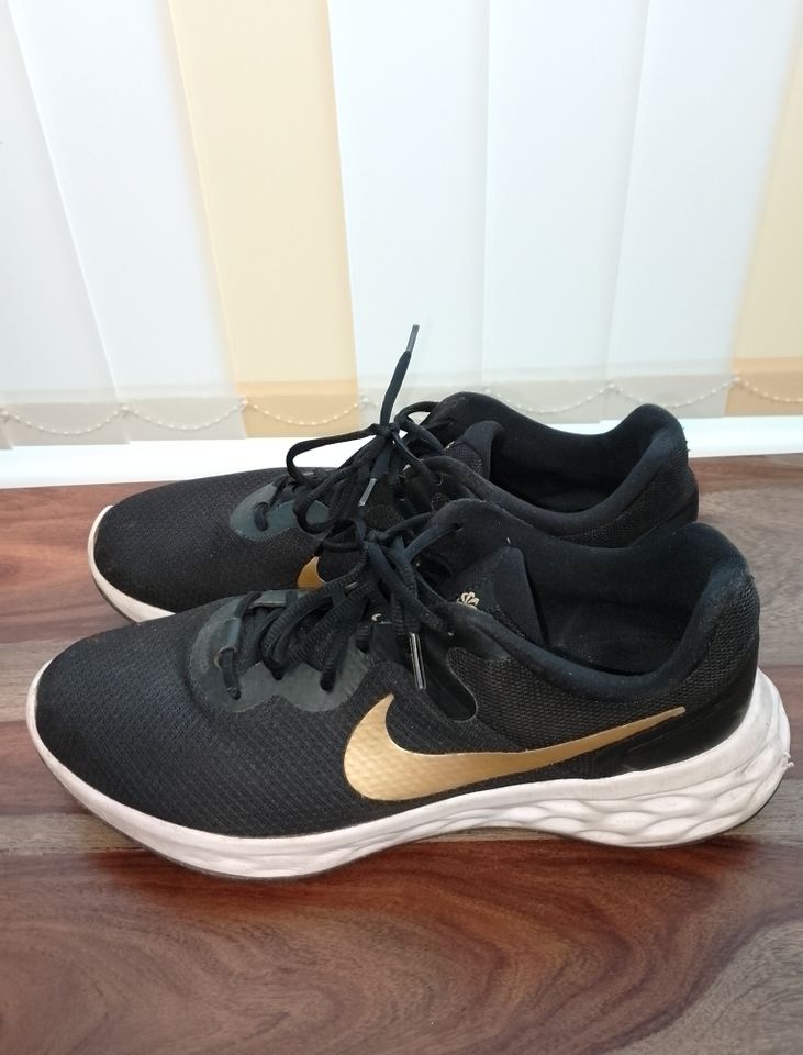 NIKE Running Herren schwarz mit goldenem NIKE Zeichen Größe 45.5 in Lotte