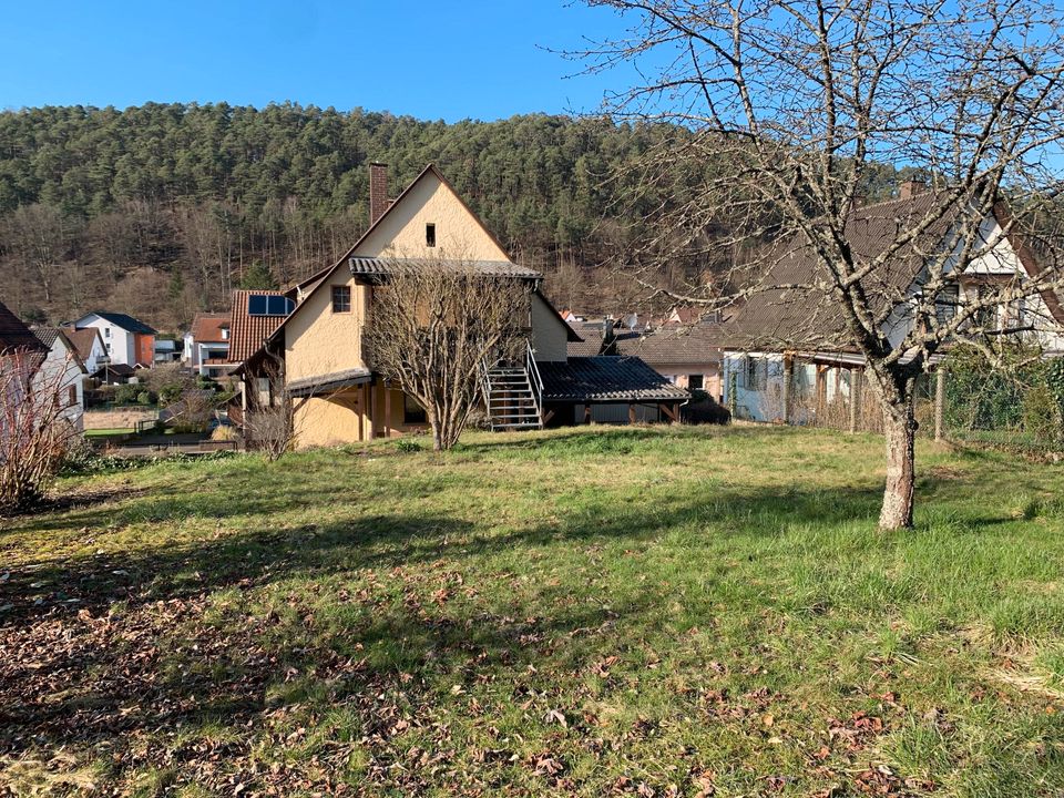 Sehr gepflegtes Ein-Zweifamilienhaus mit Garten in Dahn in Dahn