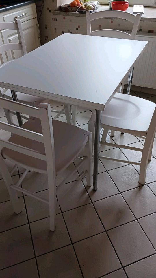 Tisch und 4 Stühle in Kroppenstedt