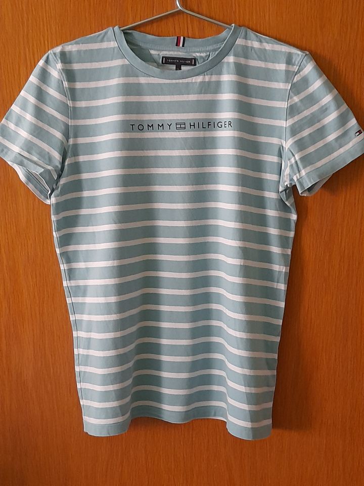 Türkisblau-weiß-gestreiftes Shirt von Tommy Hilfiger Größe 176 in Braunschweig