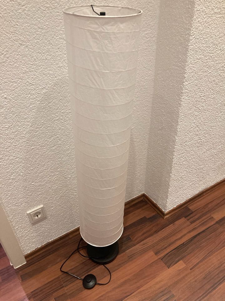 Verschenke 2 Stehlampen mit Papierschirm in Eppelborn