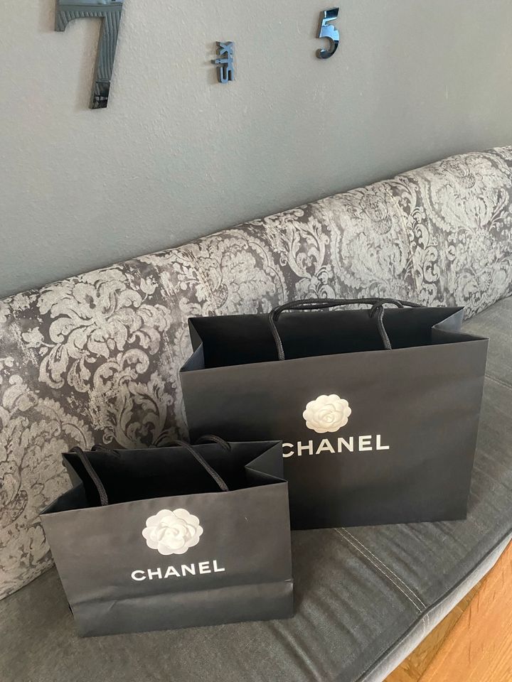 Chanel Tüten mit Kamelie, Jimmy Choo und Yves Saint Laurant in Frankfurt am Main