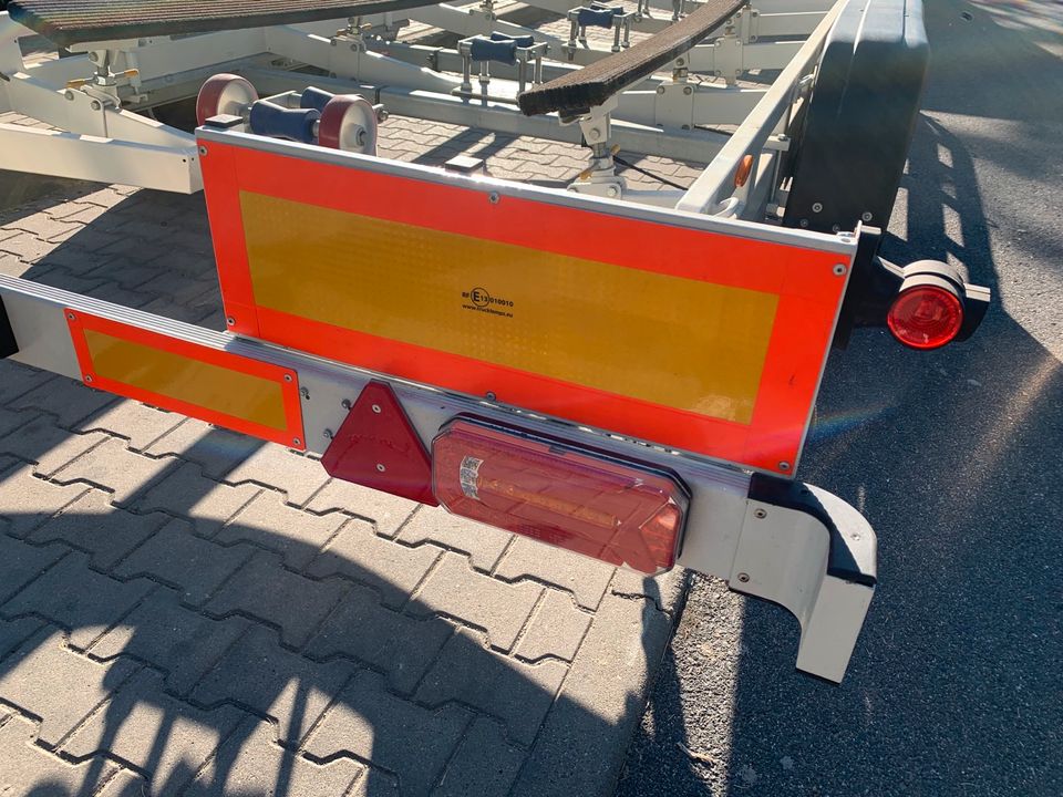 Bootstrailer Bootsanhänger Anhänger Trailer Boot 3500kg 9m BJ2018 in Hamburg