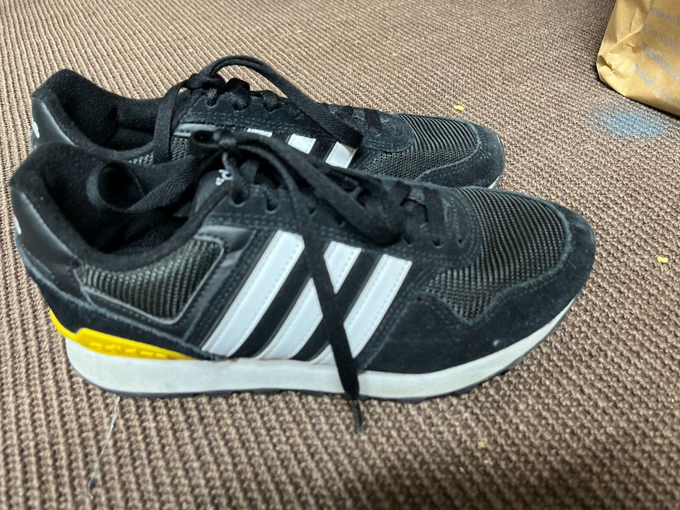 Adidas Sneaker Gr 41 US 6,5 in Oberau