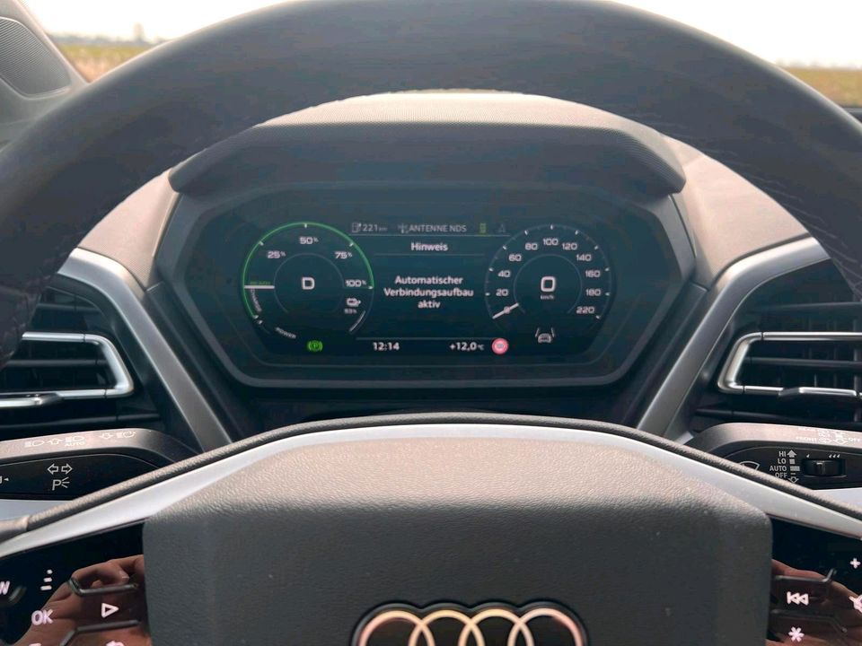 Audi Q4 40 e-tron AHK LED NAVI 8 Fach Bereift in Hinte