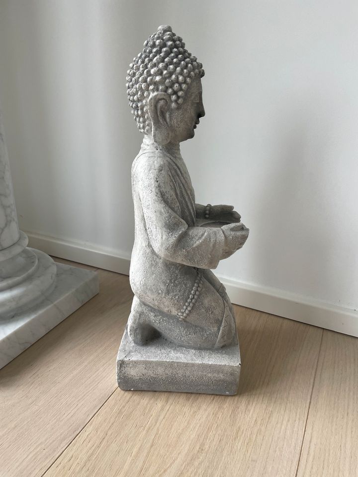 XL Sehr großer Buddha knieend mit Windlicht in den Händen in München