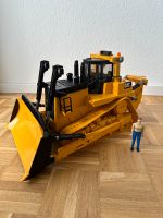 BRUDER CAT großer Kettendozer Spielzeugbaufahrzeuge Kr. München - Planegg Vorschau