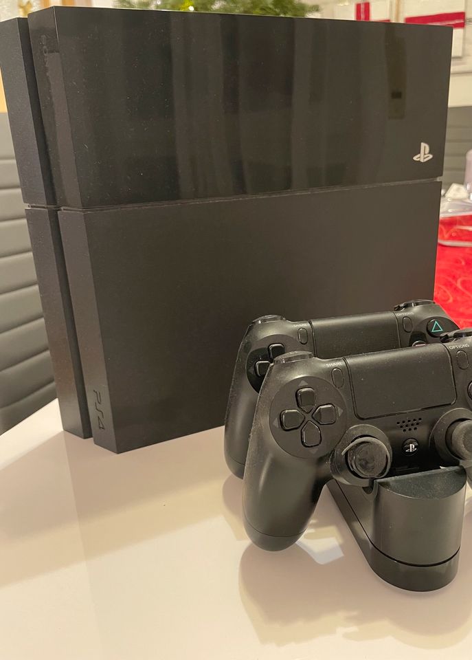 PlayStation 4 500GB inkl. 2 Controller und Ladestation! in Nürnberg (Mittelfr)