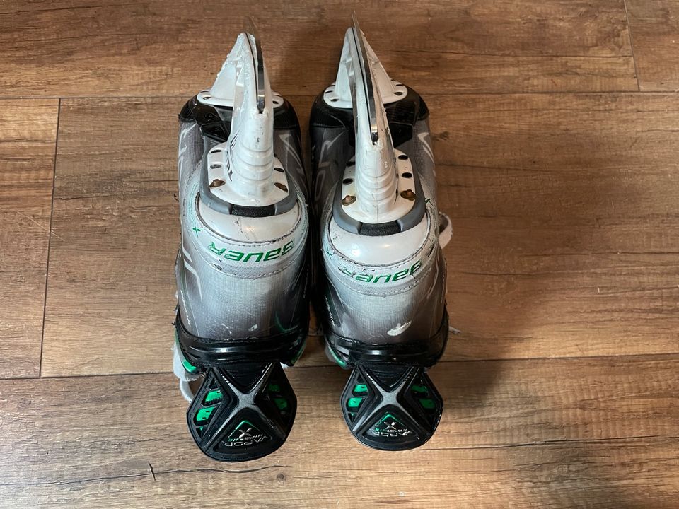 Bauer Hyperlite Eishockey Schlittschuhe in Lampertheim