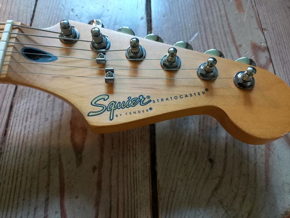 Squier by Fender Stratocaster E-Gitarre in Berlin