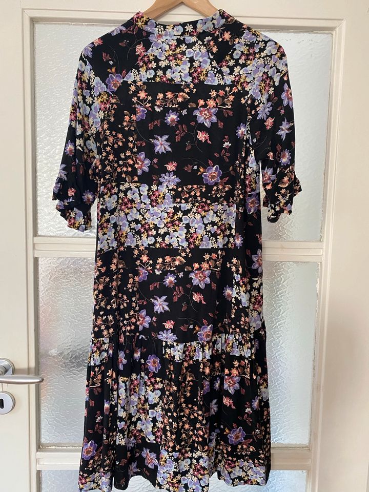 Wie neu PIECES maternity kleid Blumen Print Pieces Sommerkleid S in Frankfurt am Main