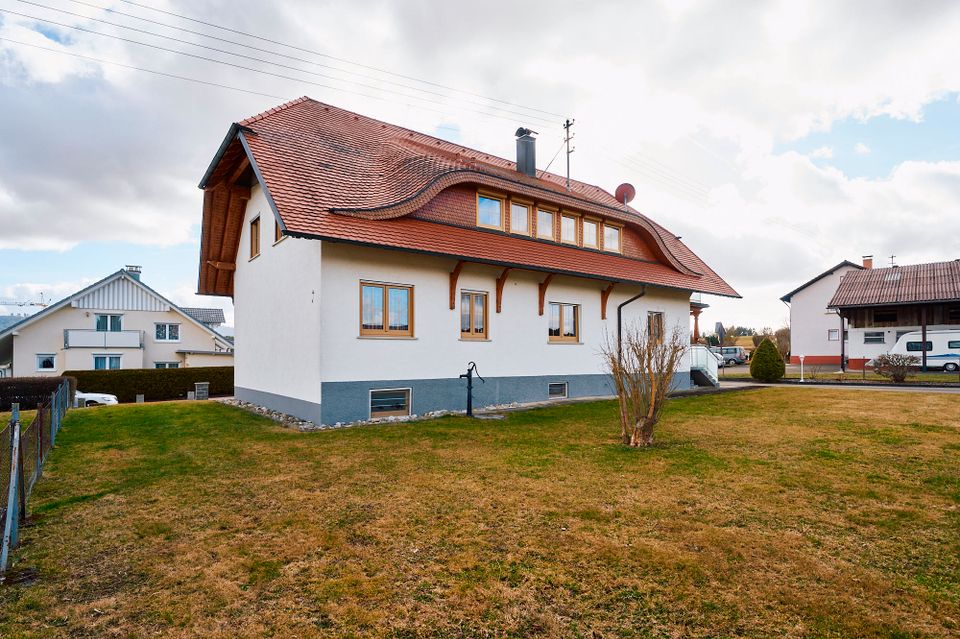 Wellendingen: Viel Platz für die ganze Familie - Top-gepflegtes Zweifamilienhaus in Wellendingen