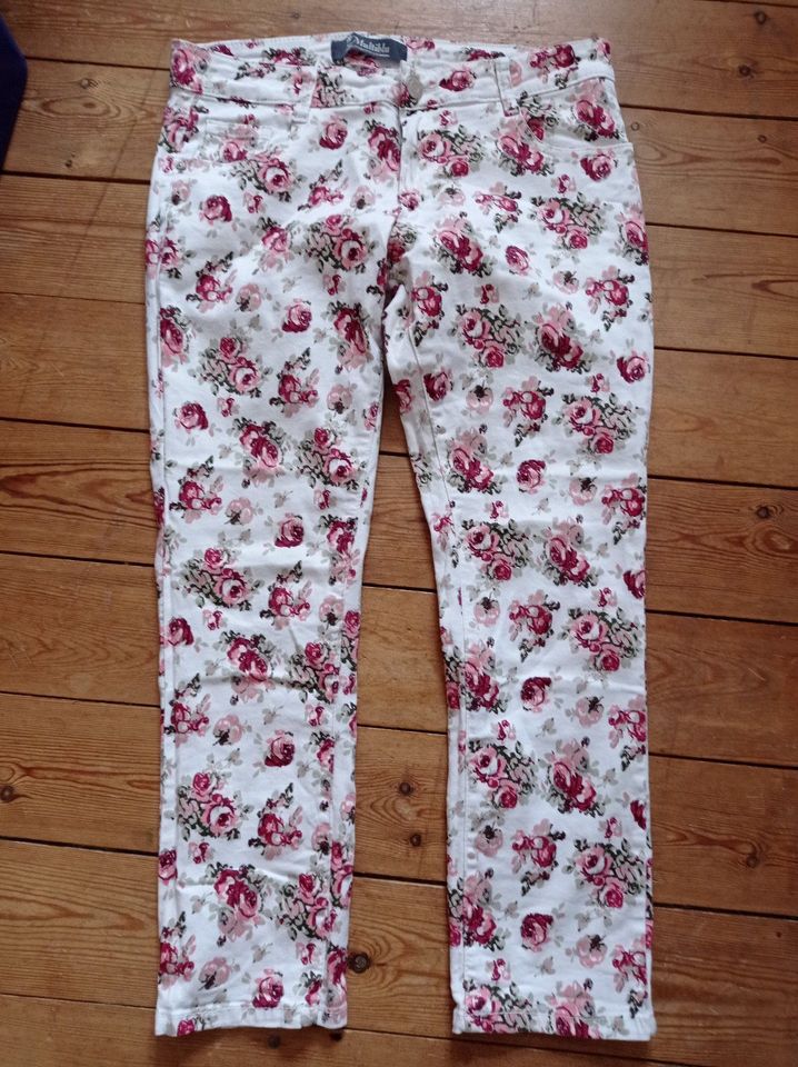 Multiblu 3/4 Sommerjeans floral Rosen weiß beere altrosa 38 in Flensburg