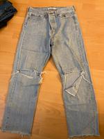 Gerade geschnittene Levis Jeans mit Löchern in Größe M Bayern - Gilching Vorschau