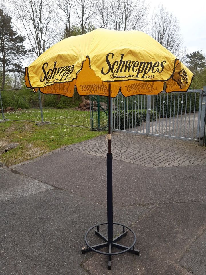 Sonnenschirm von Schweppes in Düsseldorf