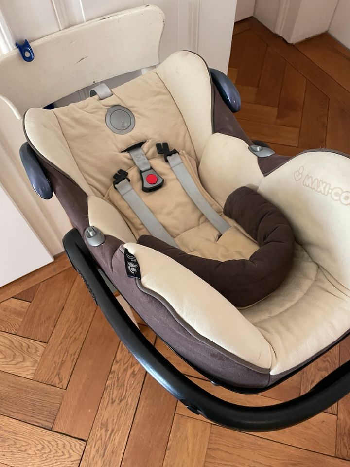 Maxi Cosi + Isofix-Station + Neugeborenen-Einsatz in Stuttgart