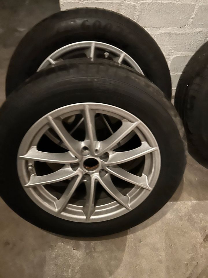 BMW G30 Alufelgen Sommerreifen GoodYear sternmarkierung in Duisburg