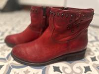 Airstep Boots Stiefeletten rot Booties echtes Leder Nieten Brandenburg - Falkenberg/Elster Vorschau