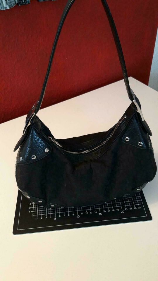 DKNY Tasche schwarz mit Nieten, Leder & Stoff, wie neu in Stuttgart